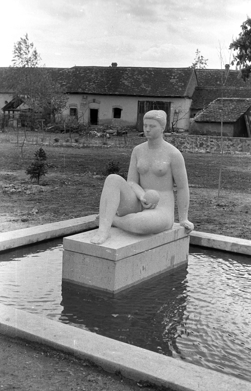 Hungary, Pécsvárad, Garami László: Ülő akt (1964)., 1967, Jakab Antal, Fortepan #201992