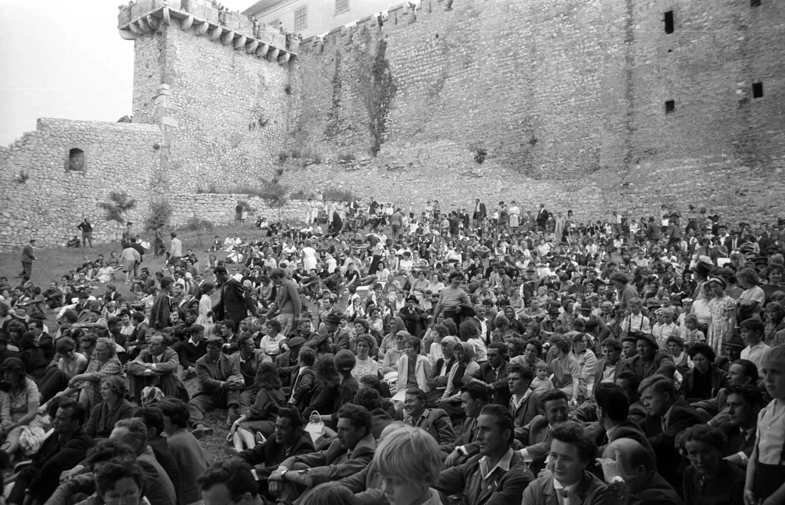 Magyarország, Siklós, rendezvény a vár spanyol bástyája előtt., 1969, Jakab Antal, fúvószenekar, Fortepan #201997