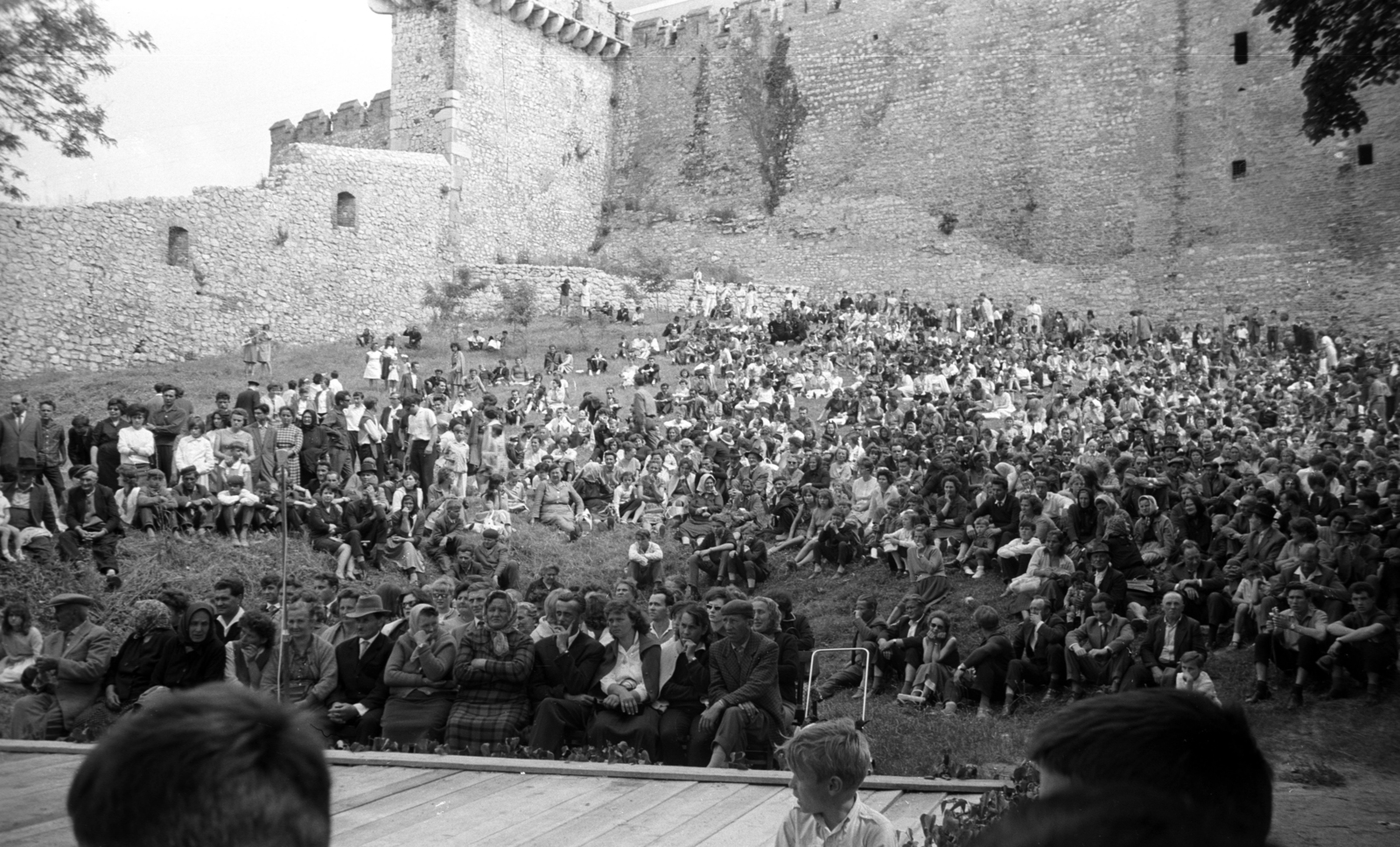 Hungary, Siklós, rendezvény a vár spanyol bástyája előtt., 1969, Jakab Antal, audience, sitting on the ground, Fortepan #201998
