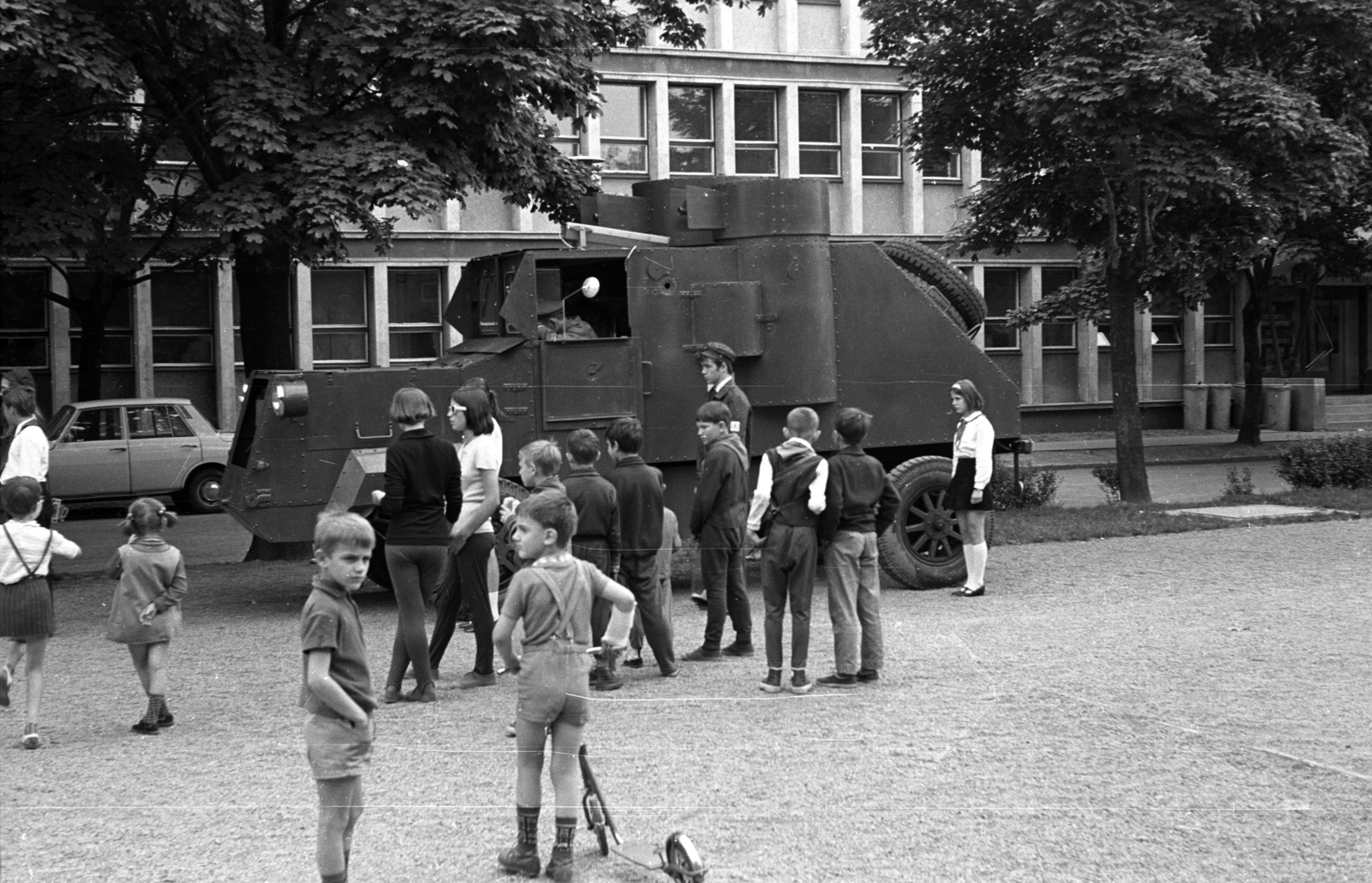 Hungary, Pécs, Köztársaság tér, Lenin páncélautójának mása, háttérben a Dél-Dunántúli Vízügyi Igazgatóság épülete., 1966, Jakab Antal, replica, armoured car, Fortepan #202012