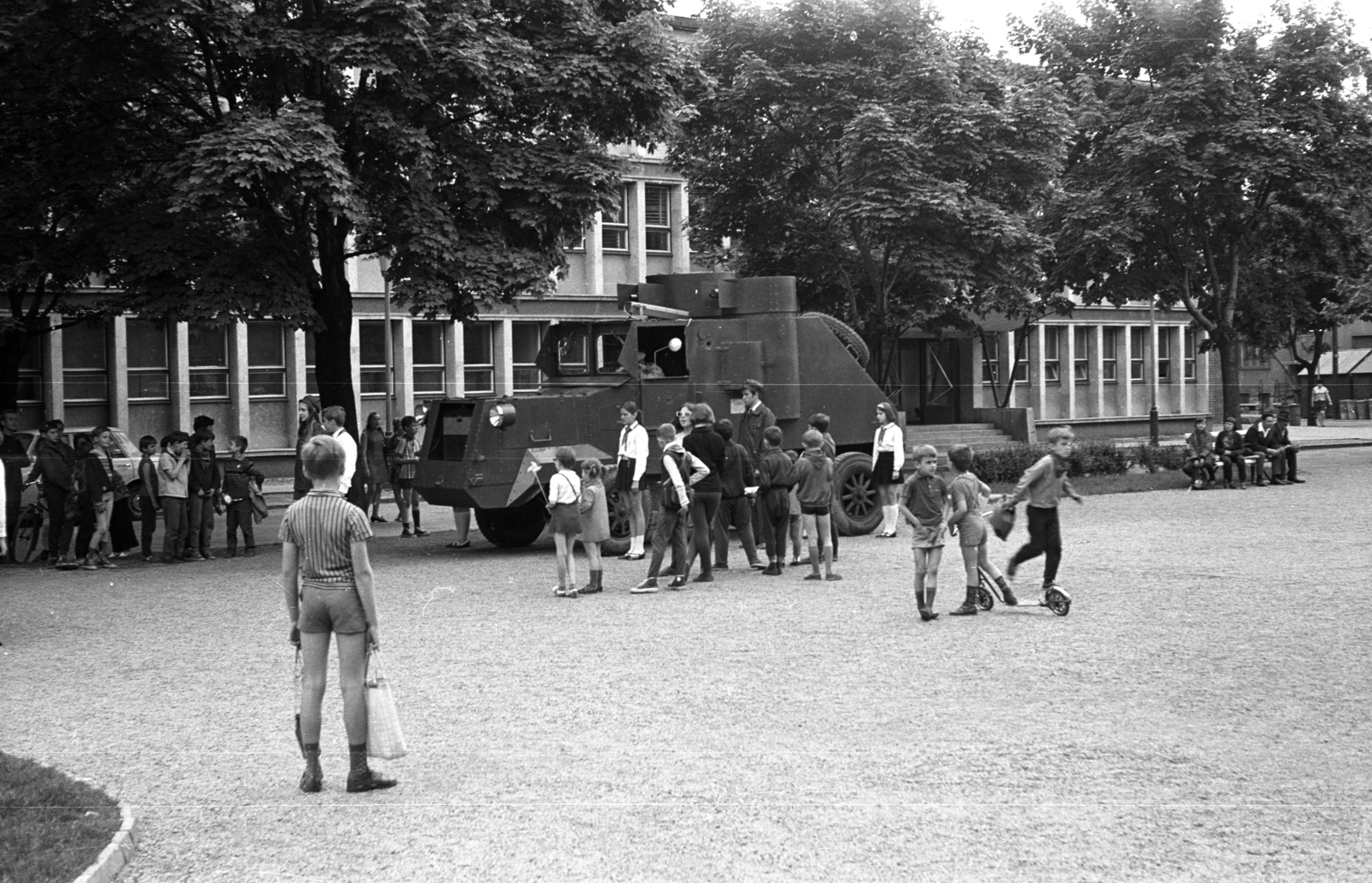 Hungary, Pécs, Köztársaság tér, Lenin páncélautójának mása, háttérben a Dél-Dunántúli Vízügyi Igazgatóság épülete., 1966, Jakab Antal, replica, armoured car, Fortepan #202013