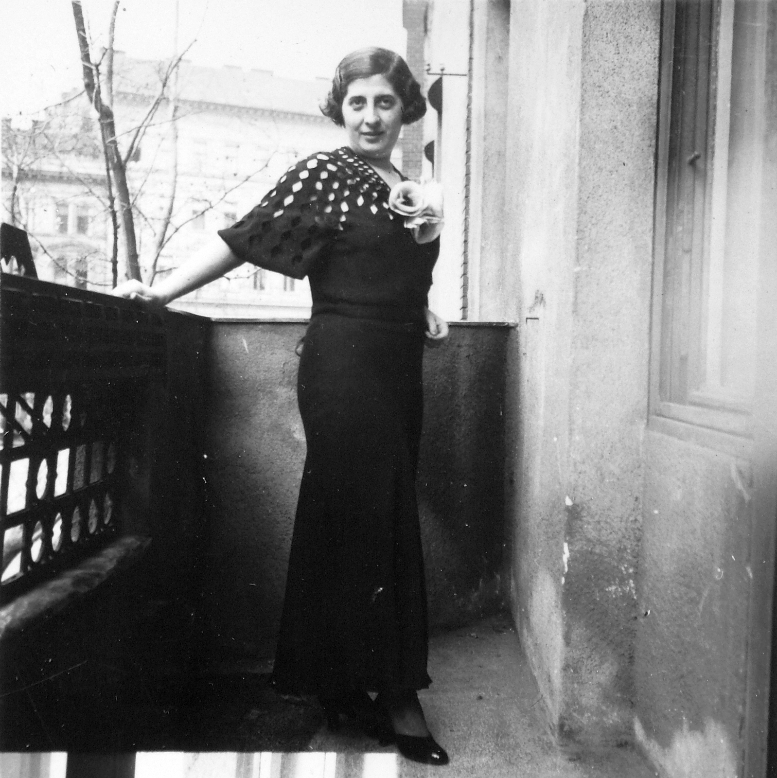 Hungary, Budapest IX., Mester utca 4-6 sz. ház erkélye, háttérben a Ferenc körút., 1933, Fortepan, balcony, woman, Budapest, Fortepan #20202
