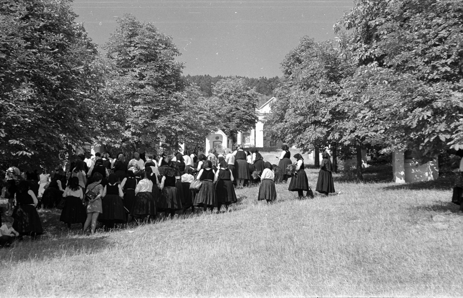 Hungary, untitled, Siklós, (ekkor önálló, ma a város része), kálvária., 1968, Jakab Antal, pilgrimage, Swabian folk costume, prayer, Fortepan #202027