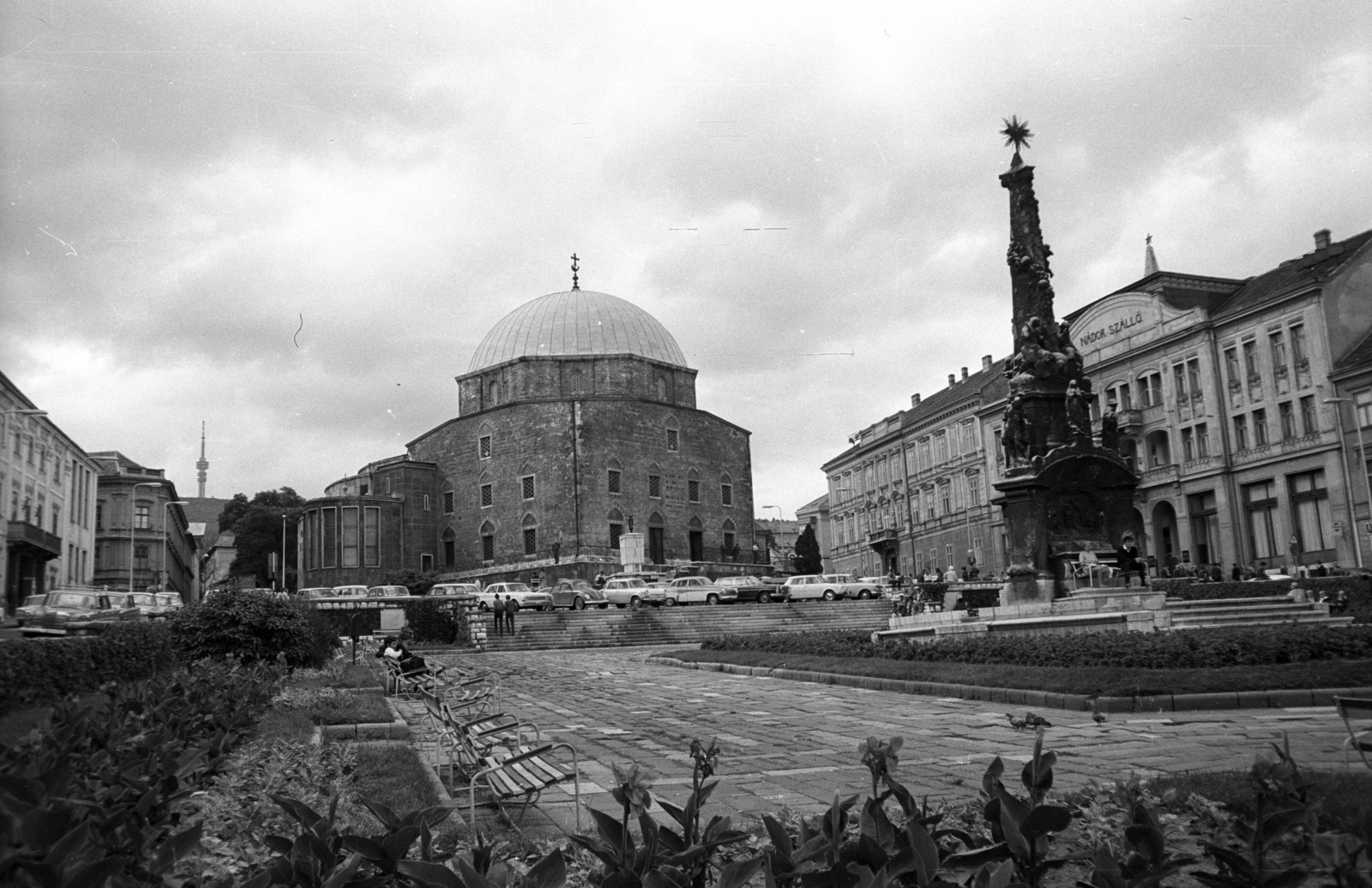 Hungary, Pécs, Széchenyi tér, szemben a Dzsámi, középen a Szentháromság-szobor, mögötte a Nádor Szálló., 1969, Jakab Antal, Fortepan #202032