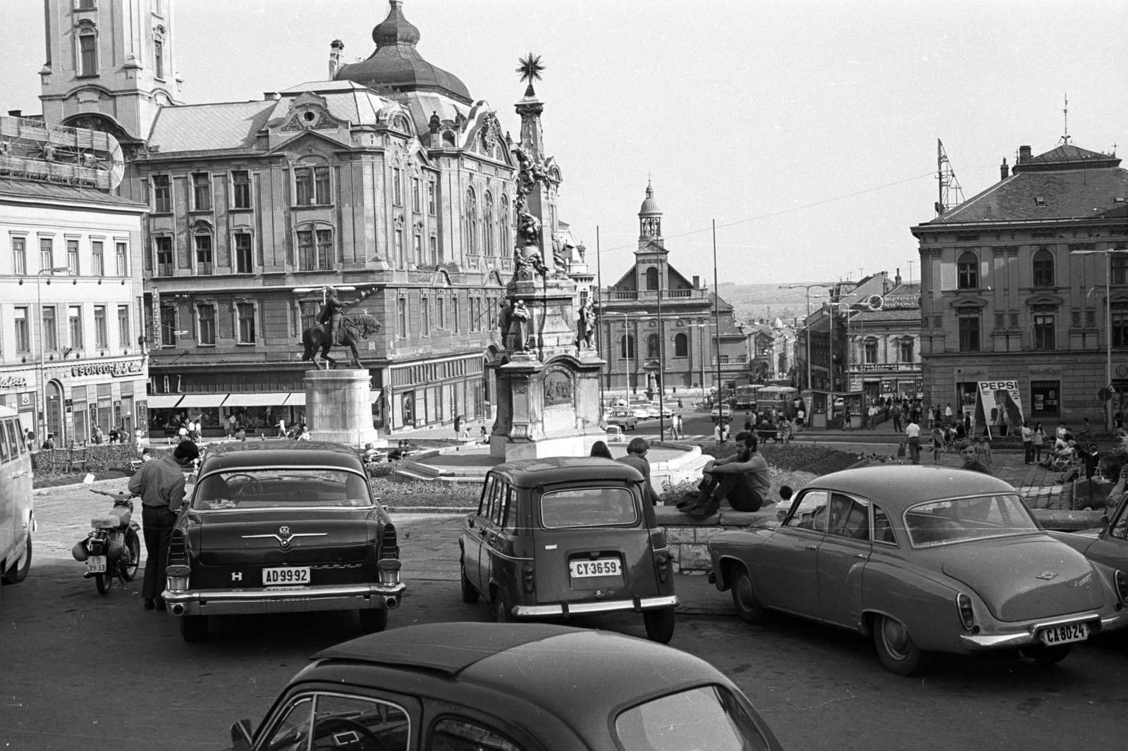 Hungary, Pécs, Széchenyi tér, Hunyadi János szobra mögött a Városháza, középen a Szentháromság-szobor, távolabb az Irgalmasok temploma., 1969, Jakab Antal, Fortepan #202034