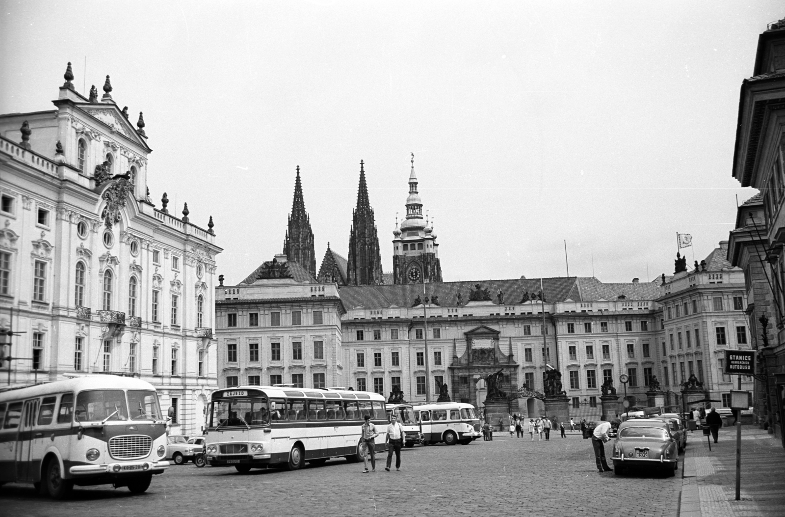 Csehország, Prága, Hradzsin tér (Hradčanské náměstí), Érseki palota, jobbra szemben a Hradzsin első udvarának bejárata., 1972, Jakab Antal, Csehszlovákia, Fortepan #202038