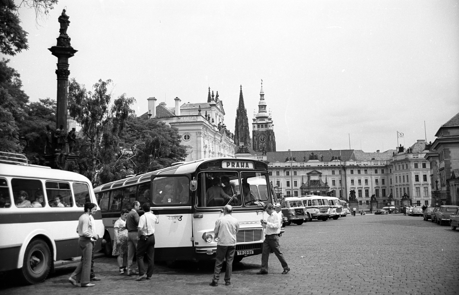 Csehország, Prága, Hradzsin tér (Hradčanské náměstí), Szűz Mária-szobor, Érseki palota, jobbra szemben a Hradzsin első udvarának bejárata., 1972, Jakab Antal, Csehszlovákia, Fortepan #202040
