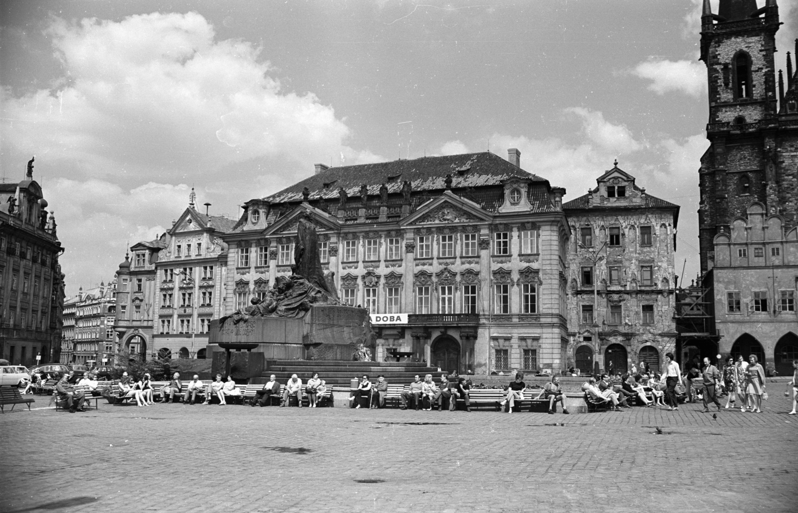 Csehország, Prága, Óváros tér (Staromestske namesti), szemben a Husz János emlékmű, jobbra a Tyn templom., 1972, Jakab Antal, Csehszlovákia, Fortepan #202043