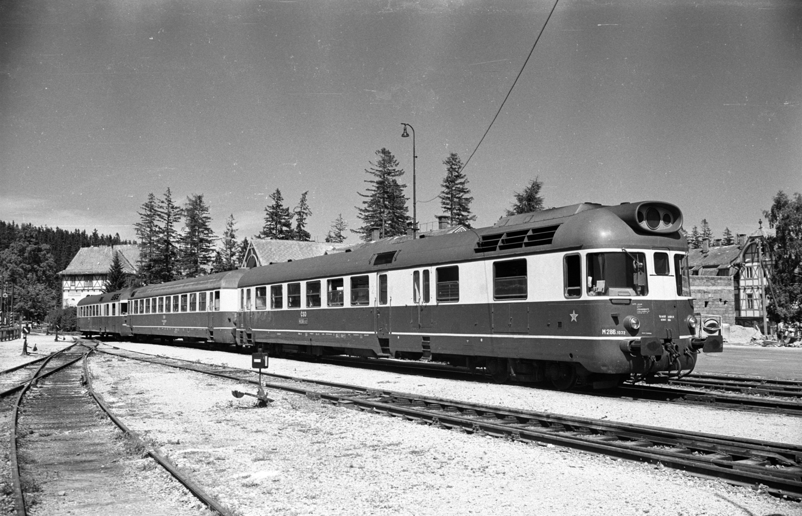 Szlovákia, Magas-Tátra, Tátralomnic, a ČSD állami vasúttársaság szerelvénye, háttérben az állomásépület részlete látszik., 1972, Jakab Antal, Csehszlovákia, sínpálya, kitérő, Fortepan #202054