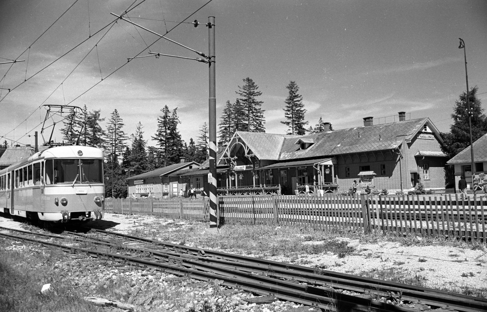 Szlovákia, Magas-Tátra, Tátralomnic, balra a Tátrai Villamos Vasút (TEŽ) szerelvénye, jobbra a ČSD állami vasúttársaság állomása., 1972, Jakab Antal, Csehszlovákia, vasútállomás, sínpálya, kitérő, felsővezeték, Fortepan #202056