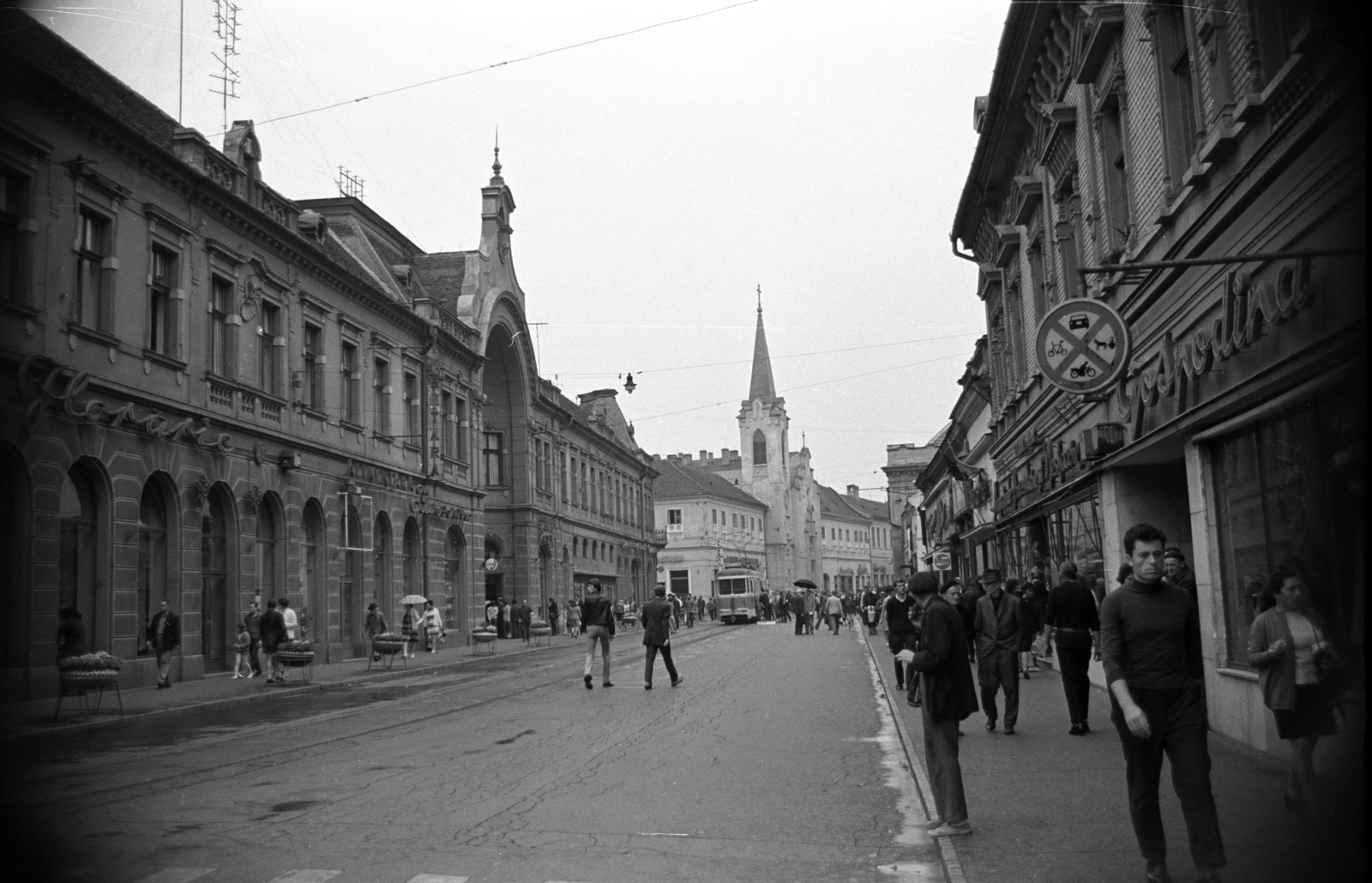 Románia,Erdély, Nagyvárad, Bulevardul Republicii (Rákóczi út), Szent Anna-templom., 1972, Jakab Antal, Fortepan #202095