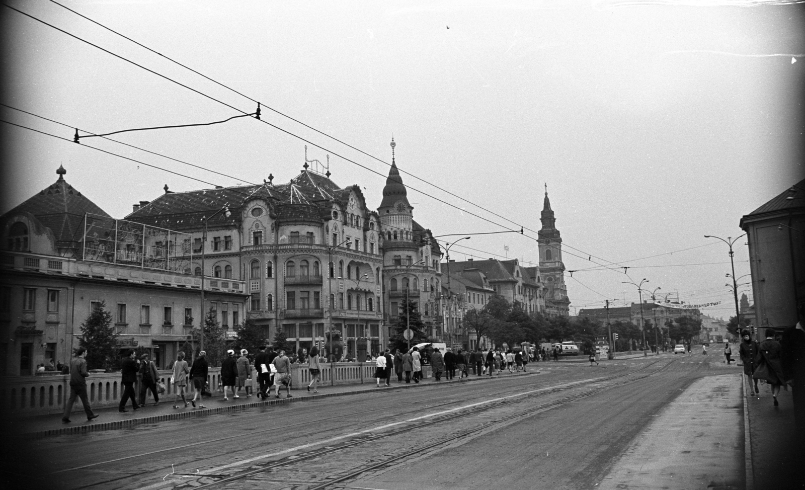 Románia,Erdély, Nagyvárad, Szent László híd a Sebes-Körös felett, szemben a Fekete Sas szálló, ettől jobbra a Holdas templom
(Catedrala Adormirea Maicii Domnului)., 1972, Jakab Antal, Fortepan #202100