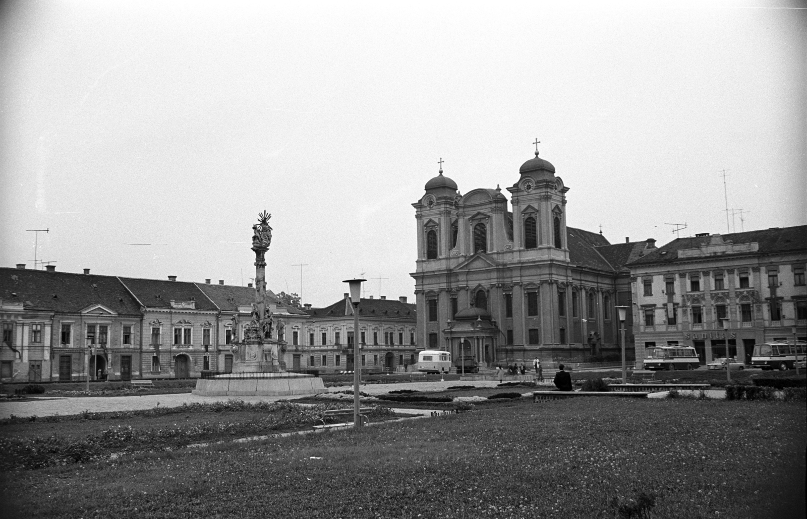 Románia,Erdély, Temesvár, Losonczy tér (más néven Dóm tér, Piața Unirii), Temesvári székesegyház (más néven Szent György-székesegyház, vagy Dóm), balra a Szentháromság-oszlop., 1972, Jakab Antal, szentháromság szobor, templom, Fortepan #202116