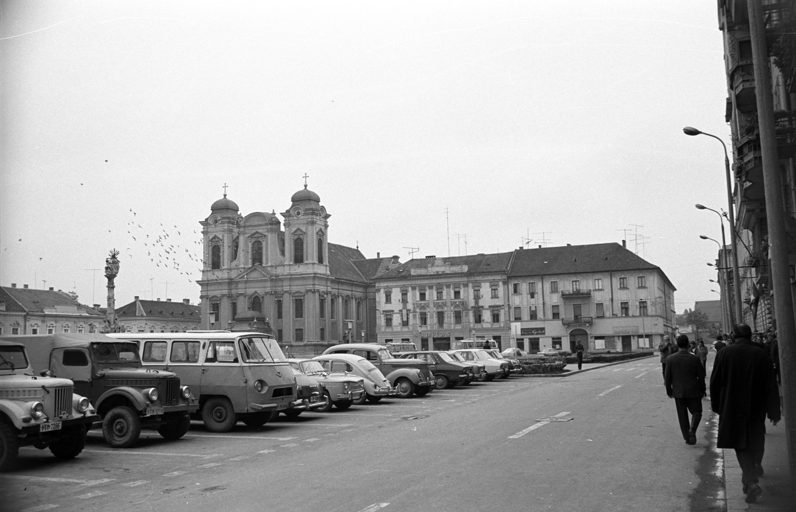 Románia,Erdély, Temesvár, Losonczy tér (más néven Dóm tér, Piața Unirii), Temesvári székesegyház / Szent György-székesegyház, balra a Szentháromság-oszlop., 1972, Jakab Antal, templom, Fortepan #202117