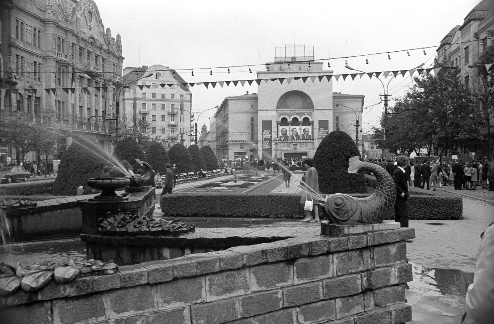 Romania,Transylvania, Timisoara, Piata Victoriei, előtérben a Hal-kút (Fântâna cu Pești), háttérben a Művelődési Palota., 1972, Jakab Antal, national theater, Fortepan #202118