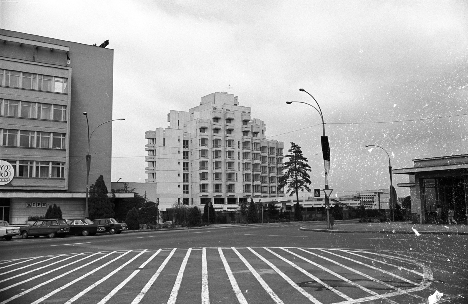 Románia,Erdély, Déva, Piața Victoriei, balra a Bulevardul 1 Decembrie 1918, jobbra a Bulevardul 22 Decembrie, háttérben a Sarmis Hotel., 1972, Jakab Antal, Fortepan #202126