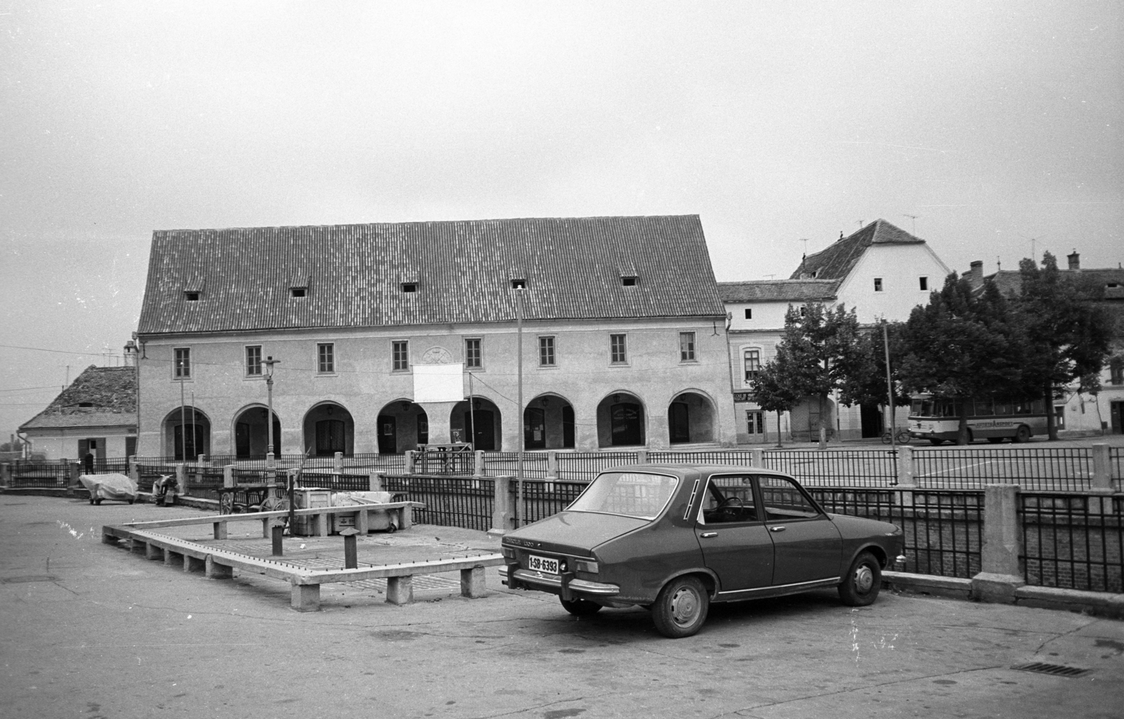 Románia,Erdély, Nagyszeben, Kis tér (Piata Mica), balra az "Emil Sigerus" Szász Néprajzi és Népművészeti Múzeum., 1972, Jakab Antal, Fortepan #202129