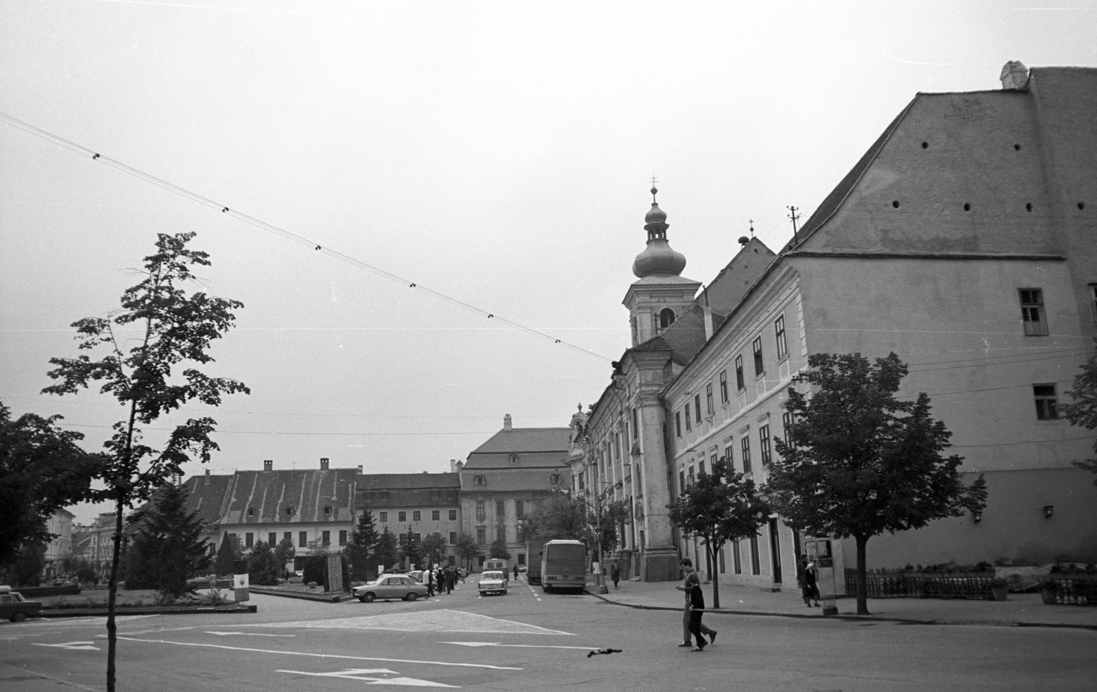 Románia,Erdély, Nagyszeben, Nagy tér (Piața Mare), jobbra a Szentháromság-templom tornya., 1972, Jakab Antal, Fortepan #202130