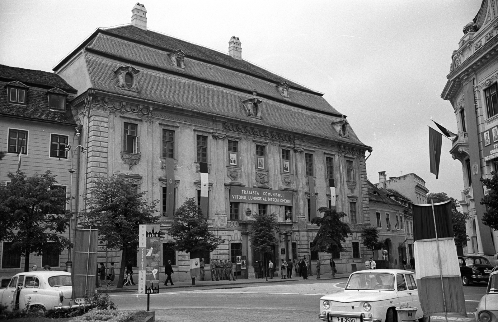 Románia,Erdély, Nagyszeben, Nagy tér (Piața Mare), Brukenthal-palota., 1972, Jakab Antal, Fortepan #202138