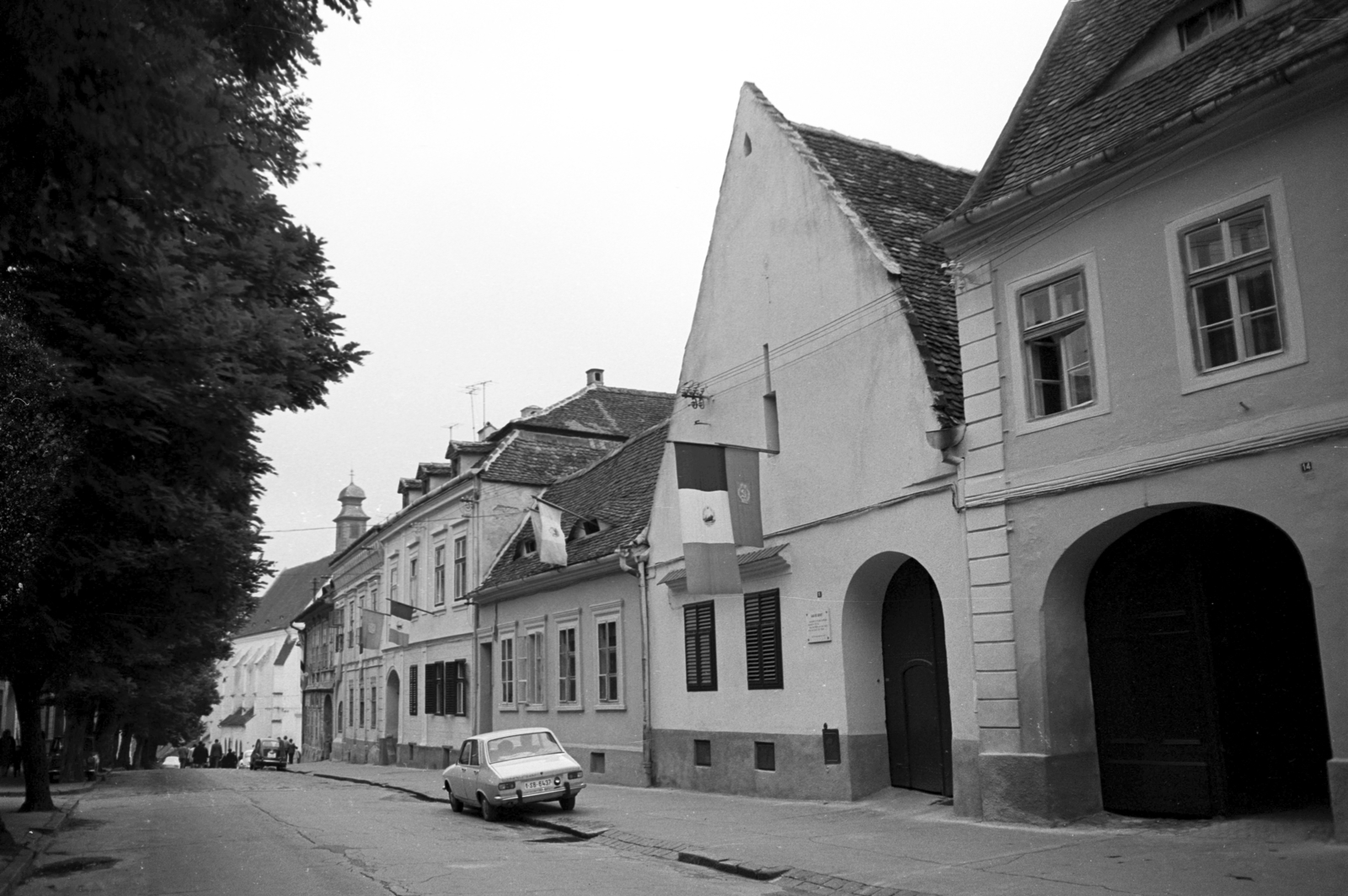 Románia,Erdély, Nagyszeben, Strada Avram Iancu, szemben a Strada General Magheru sarkán a Nagyszebeni orsolyita templom (Biserica Romano-Catolică Ursulinelor)., 1972, Jakab Antal, Fortepan #202143