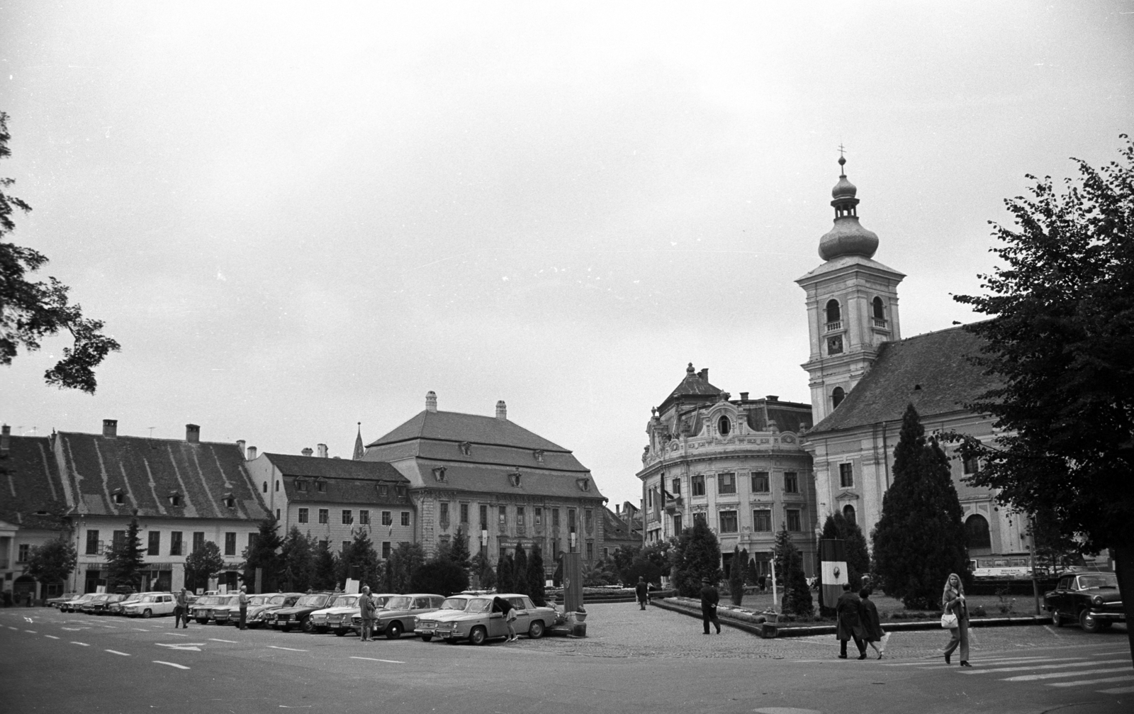 Romania,Transylvania, Sibiu, Nagy tér (Piața Mare), jobbra a Szentháromság-templom., 1972, Jakab Antal, Fortepan #202144