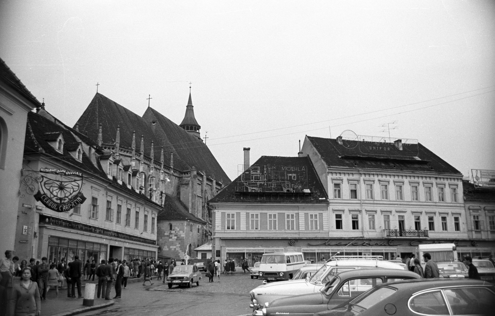 Románia,Erdély, Brassó, Fő tér (ekkor Piața 23 August, ma Tanács tér, Piața Sfatului), háttérben a Fekete templom., 1972, Jakab Antal, Fortepan #202157