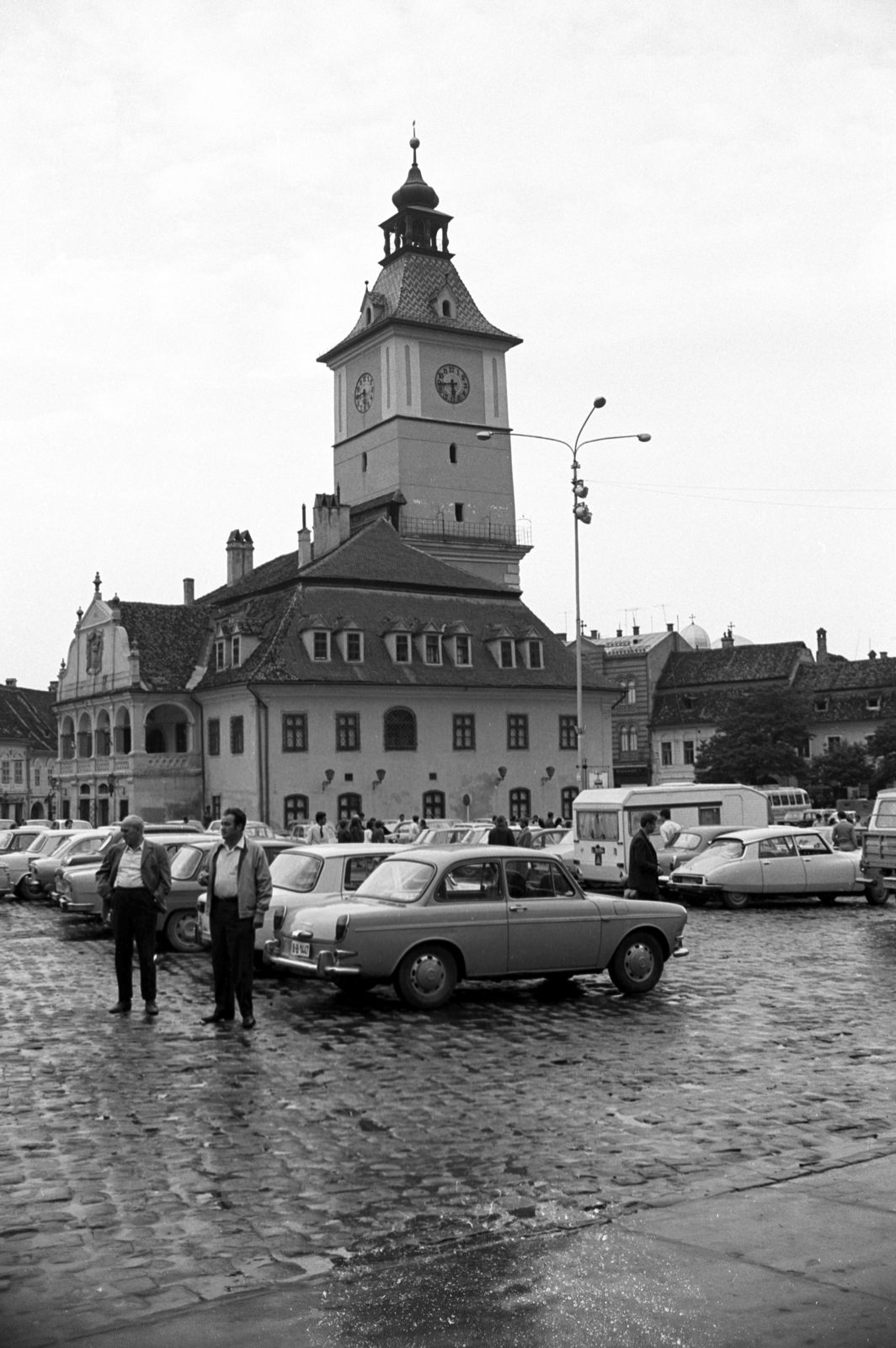 Románia,Erdély, Brassó, Fő tér (ekkor Piața 23 August, ma Tanács tér / Piața Sfatului), Tanácsháza (egykor Városháza, ma múzeum)., 1972, Jakab Antal, Fortepan #202158