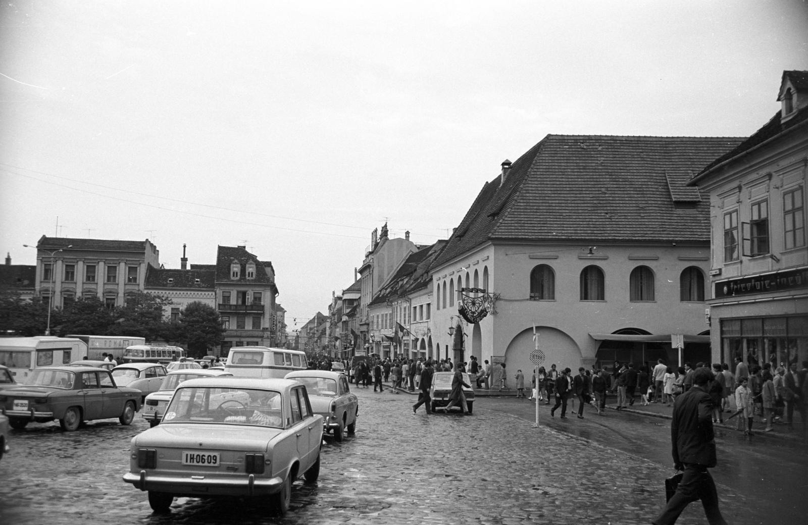 Románia,Erdély, Brassó, Fő tér (ekkor Piața 23 August, ma Tanács tér, Piața Sfatului)., 1972, Jakab Antal, rendszám, Fortepan #202159