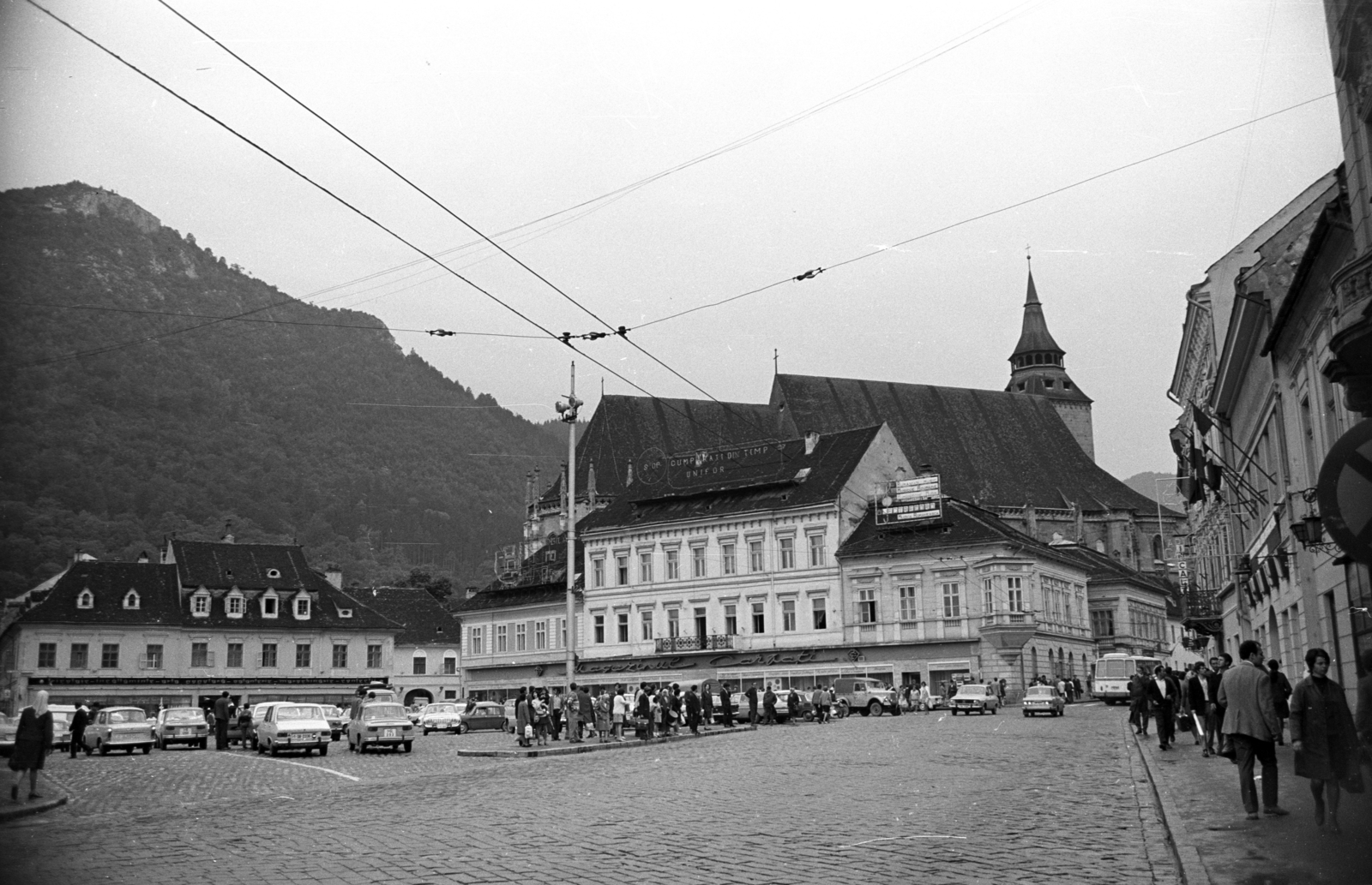 Románia,Erdély, Brassó, Fő tér (ekkor Piața 23 August, ma Tanács tér, Piața Sfatului), háttérben a Fekete templom., 1972, Jakab Antal, Fortepan #202160