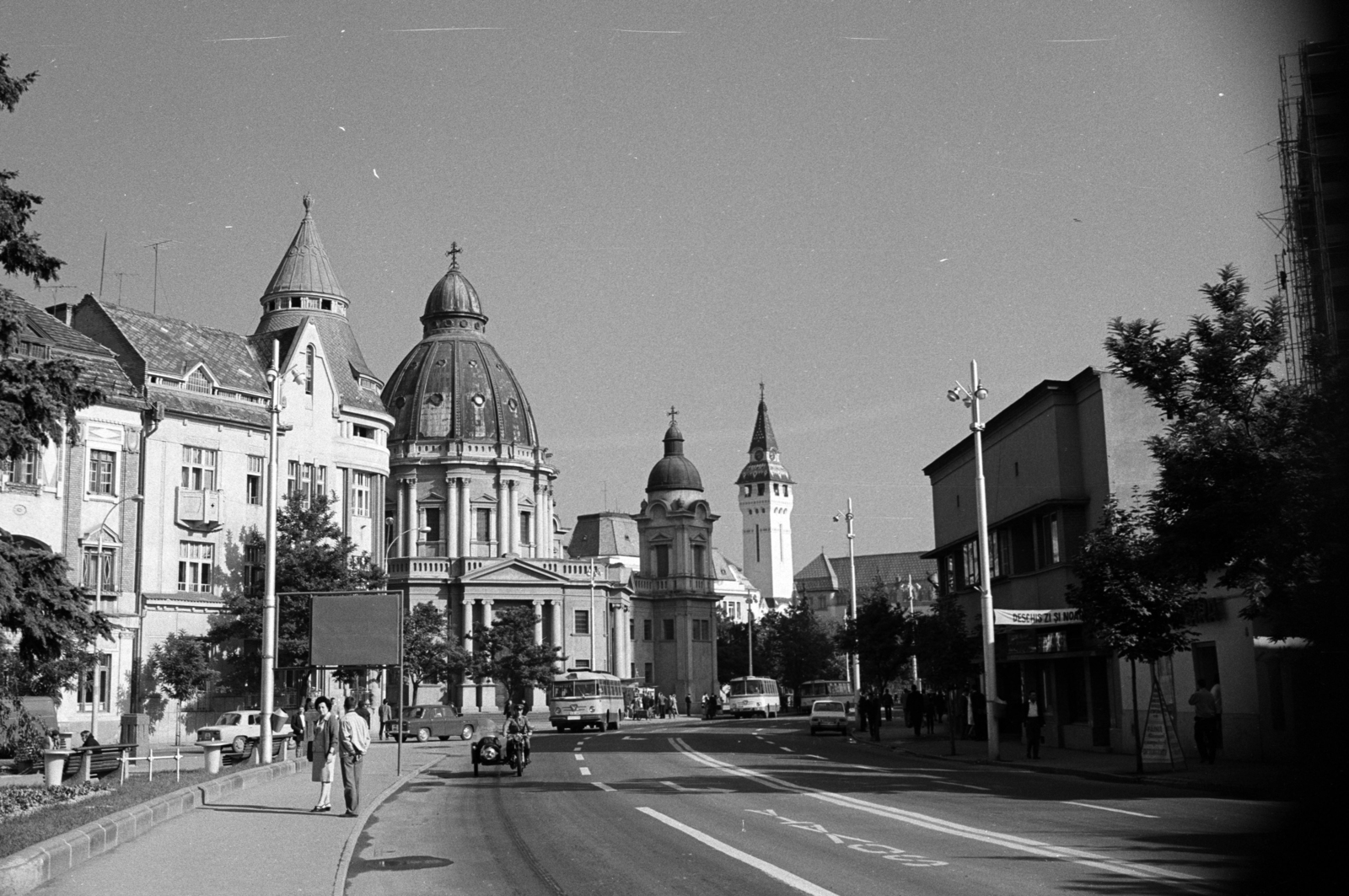 Románia,Erdély, Marosvásárhely, Gyözelem tér (Piața Victoriei), szemben az Angyali üdvözlet ortodox templom (Catedrala Buna Vestire)., 1972, Jakab Antal, Fortepan #202166