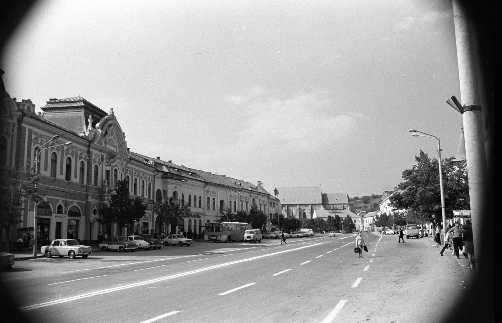 Románia,Erdély, Torda, Fő tér (Piaţa Republicii), balra a Pénzügyi palota, háttérben a Kisboldogasszony-templom (Biserica Romano-Catolică Sfânta Maria)., 1972, Jakab Antal, Fortepan #202171