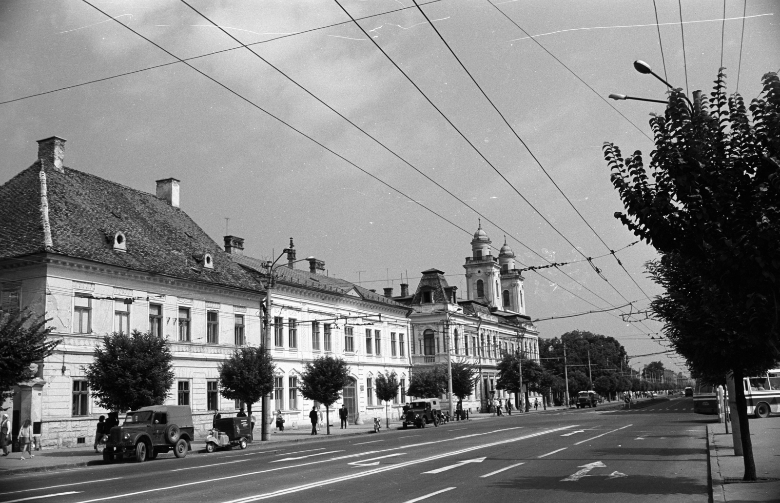 Románia,Erdély, Kolozsvár, Kossuth Lajos utca (Bulevardul 21 Decembrie 1989), balra az alsóvárosi református templom, jobbra a trolibusz a Bocskai térre (Piata Avram Iancu) fordul be., 1972, Jakab Antal, Fortepan #202186