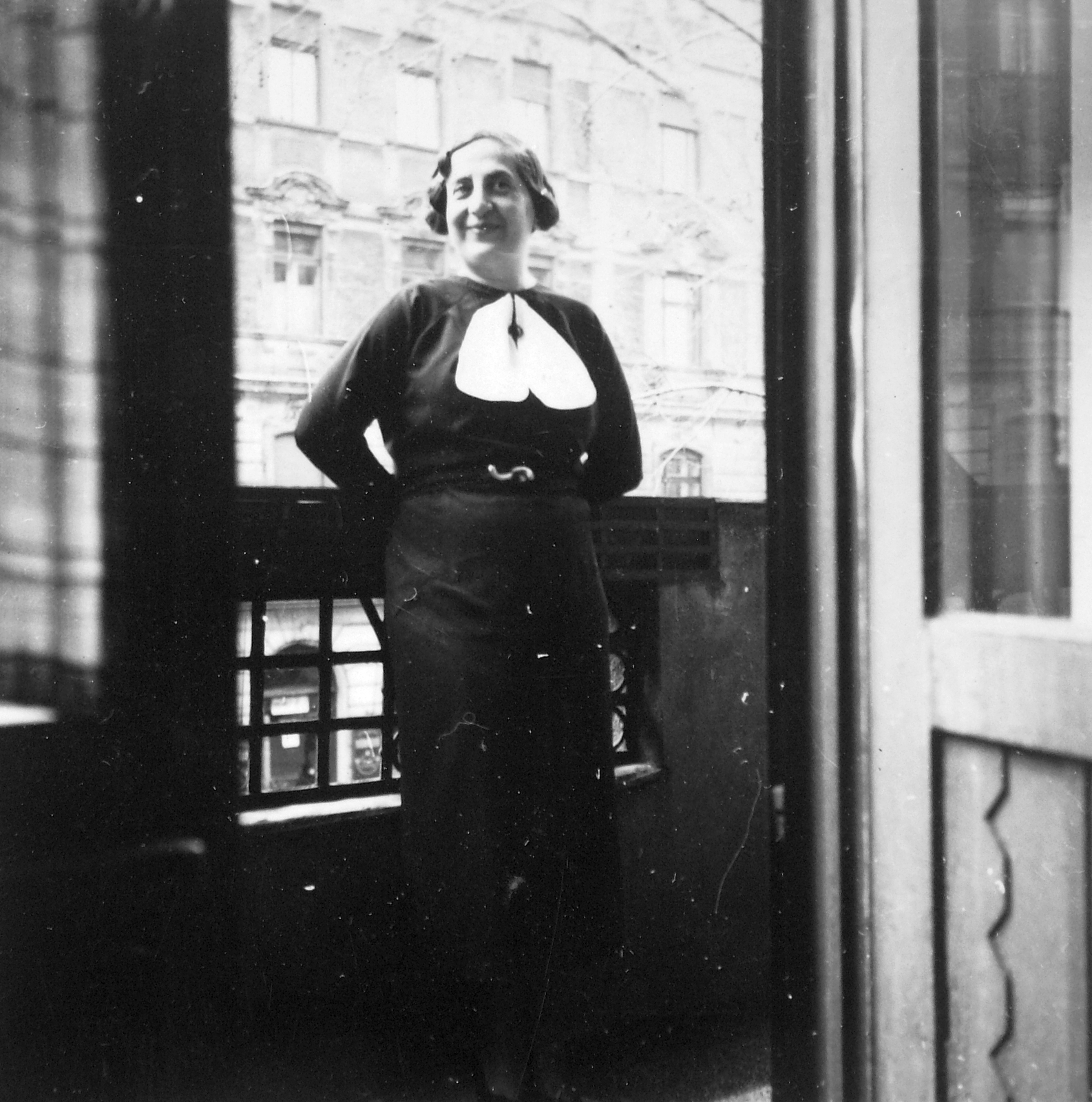 Hungary, Budapest IX., Mester utca 4-6. háttérben a Mester utca - Ferenc körút sarkán álló ház., 1937, Fortepan, balcony, Budapest, hands behind the back, Fortepan #20220