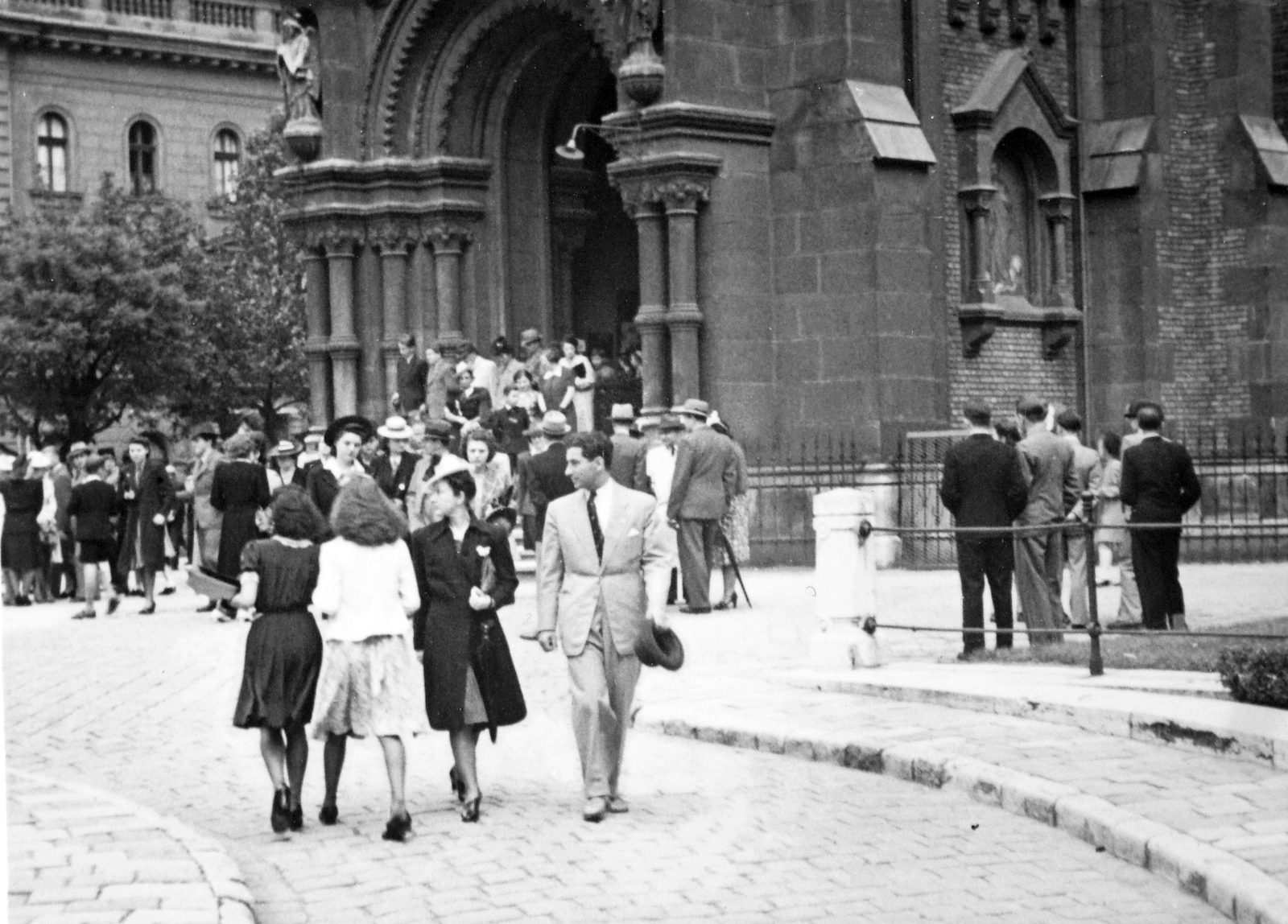 Hungary, Budapest IX., Bakáts tér, Assisi Szent Ferenc-templom., 1939, Fortepan, genre painting, Budapest, Fortepan #20222