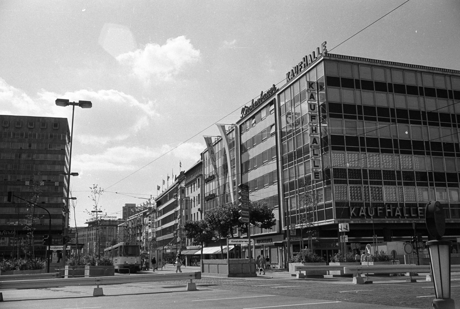 Germany, Frankfurt am Main, a Konstablerwache metróállomás a Konrad-Adenauer-Strasse - Zeil kereszteződésnél., 1973, Jakab Antal, Fortepan #202228