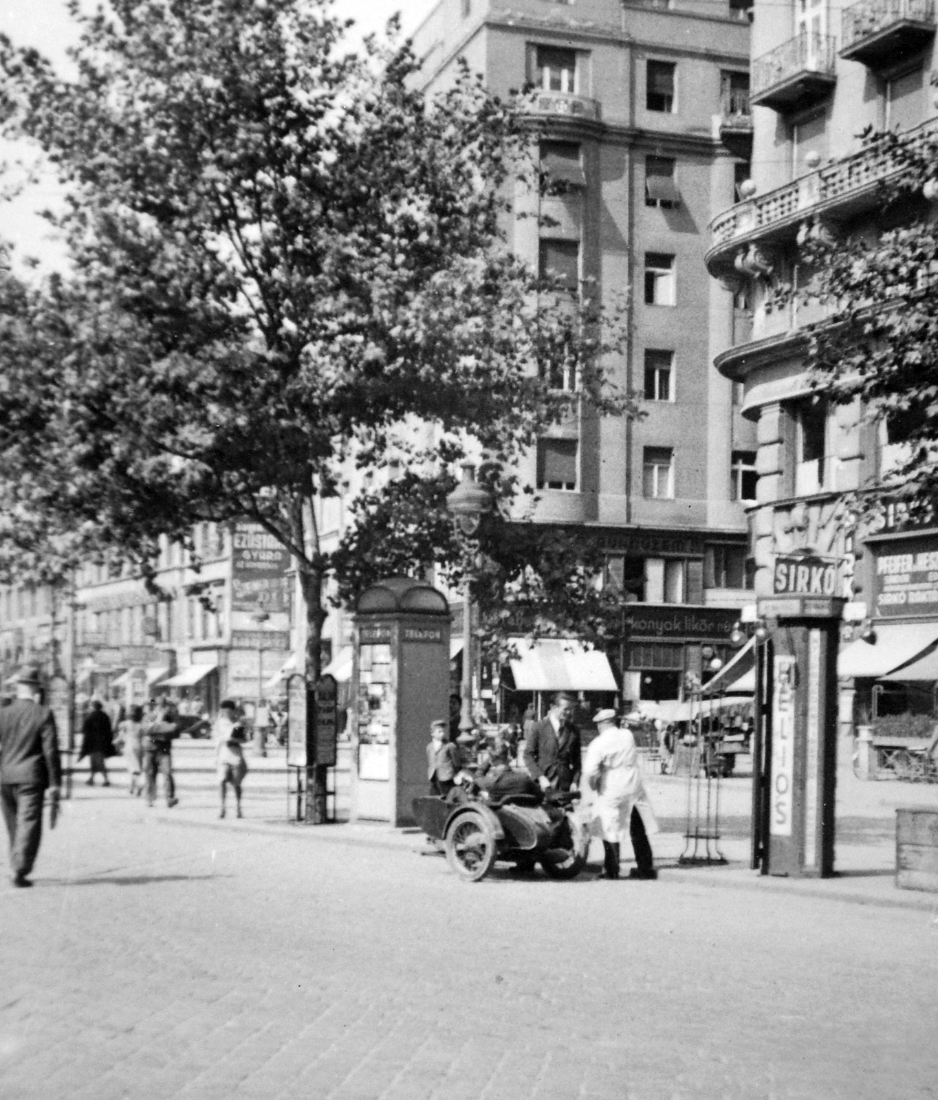 Hungary, Budapest VII., Károly körút (Károly király út), szemben a Dob utca torkolata., 1940, Fortepan, motorcycle, motorcycle with sidecar, phone booth, Budapest, Fortepan #20223