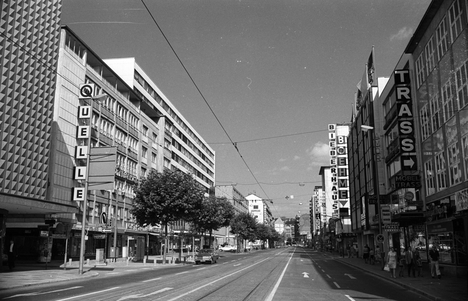 Németország, Frankfurt am Main, Zeil, szemben a Konrad-Adenauer-Strasse - Seilerstraße közötti épületsor, balra a Porzellanhofstraße torkolata., 1973, Jakab Antal, Fortepan #202230