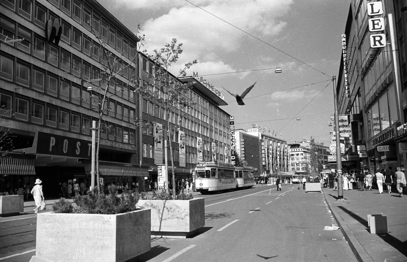 Németország, Frankfurt am Main, Zeil a Konstablerwache felől a Hauptwache felé nézve., 1973, Jakab Antal, Fortepan #202237