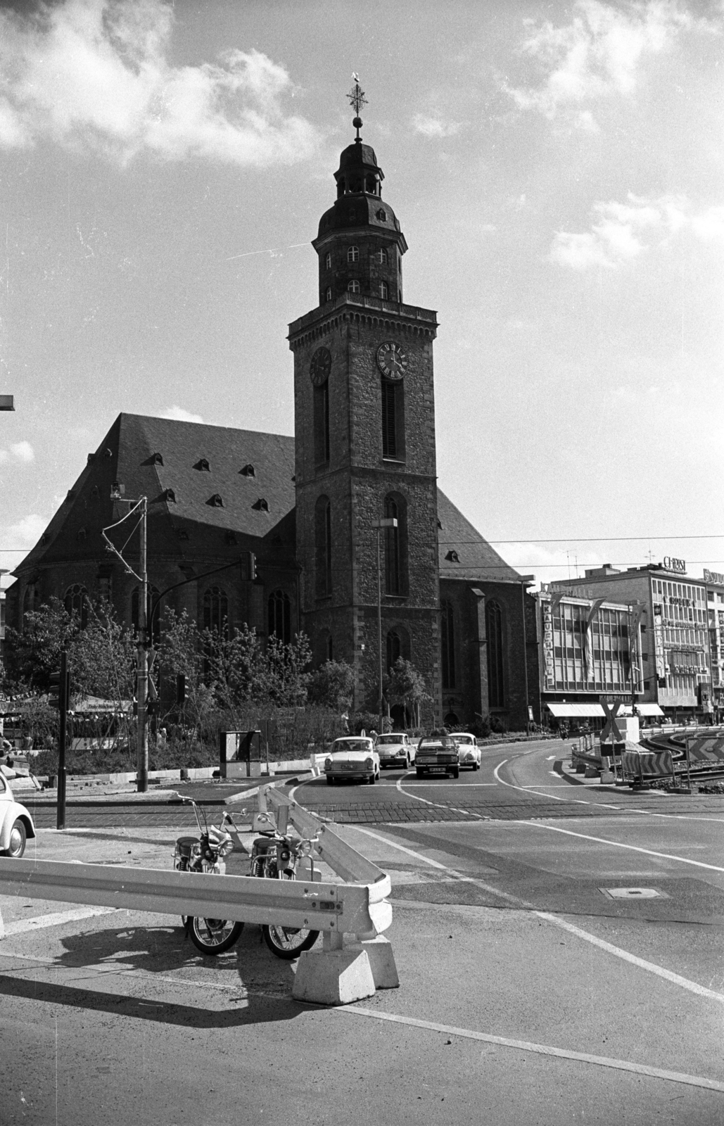 Germany, Frankfurt am Main, a Szent Katalin-templom (St. Katharinenkirche) a Grosse Eschenheimer Strasse felől nézve, a templomtól jobbra a Rossmarkt., 1973, Jakab Antal, Fortepan #202238