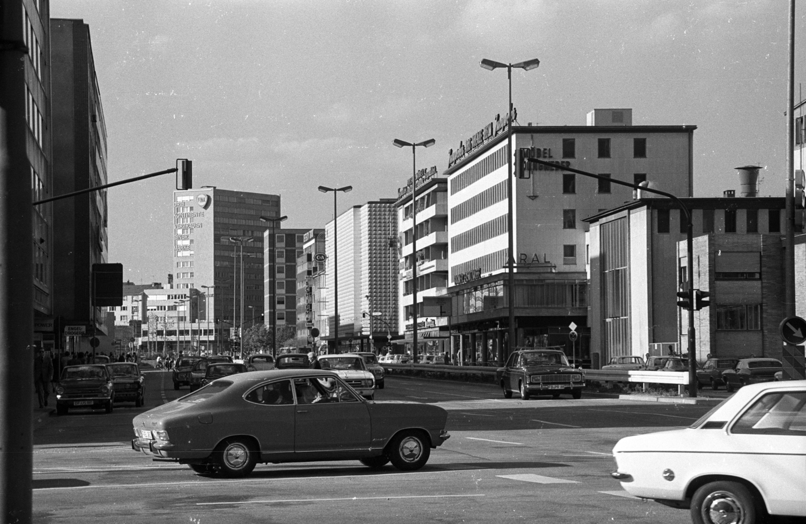 Germany, Frankfurt am Main, a Konrad-Adenauer-Strasse a Battonnstrasse felől a Friedberger Tor felé fényképezve., 1973, Jakab Antal, Fortepan #202245