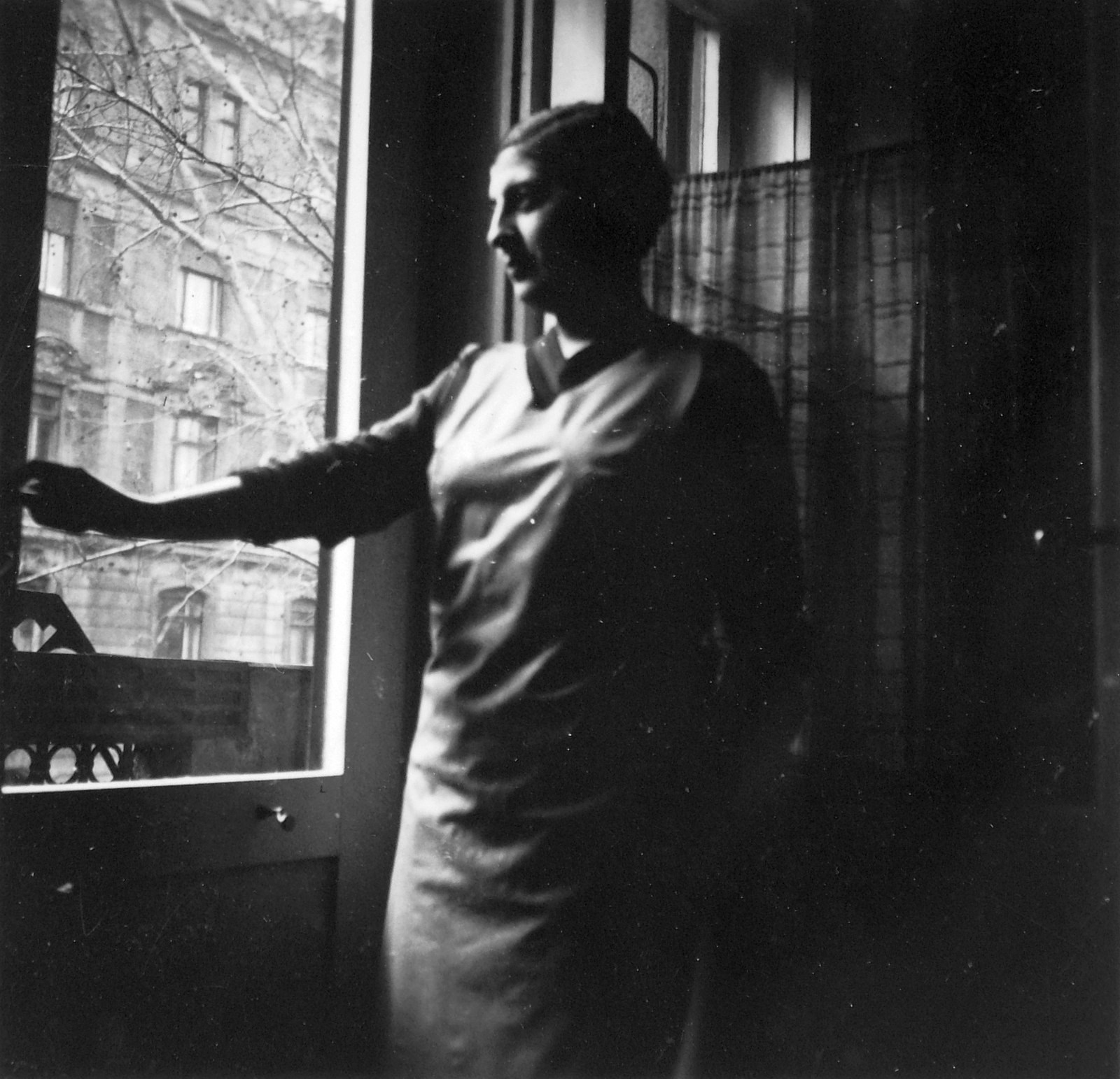 Hungary, Budapest IX., Mester utca 4-6. háttérben a Mester utca - Ferenc körút sarkán álló ház., 1931, Fortepan, melancholy, window, woman, Budapest, backlight, Fortepan #20225
