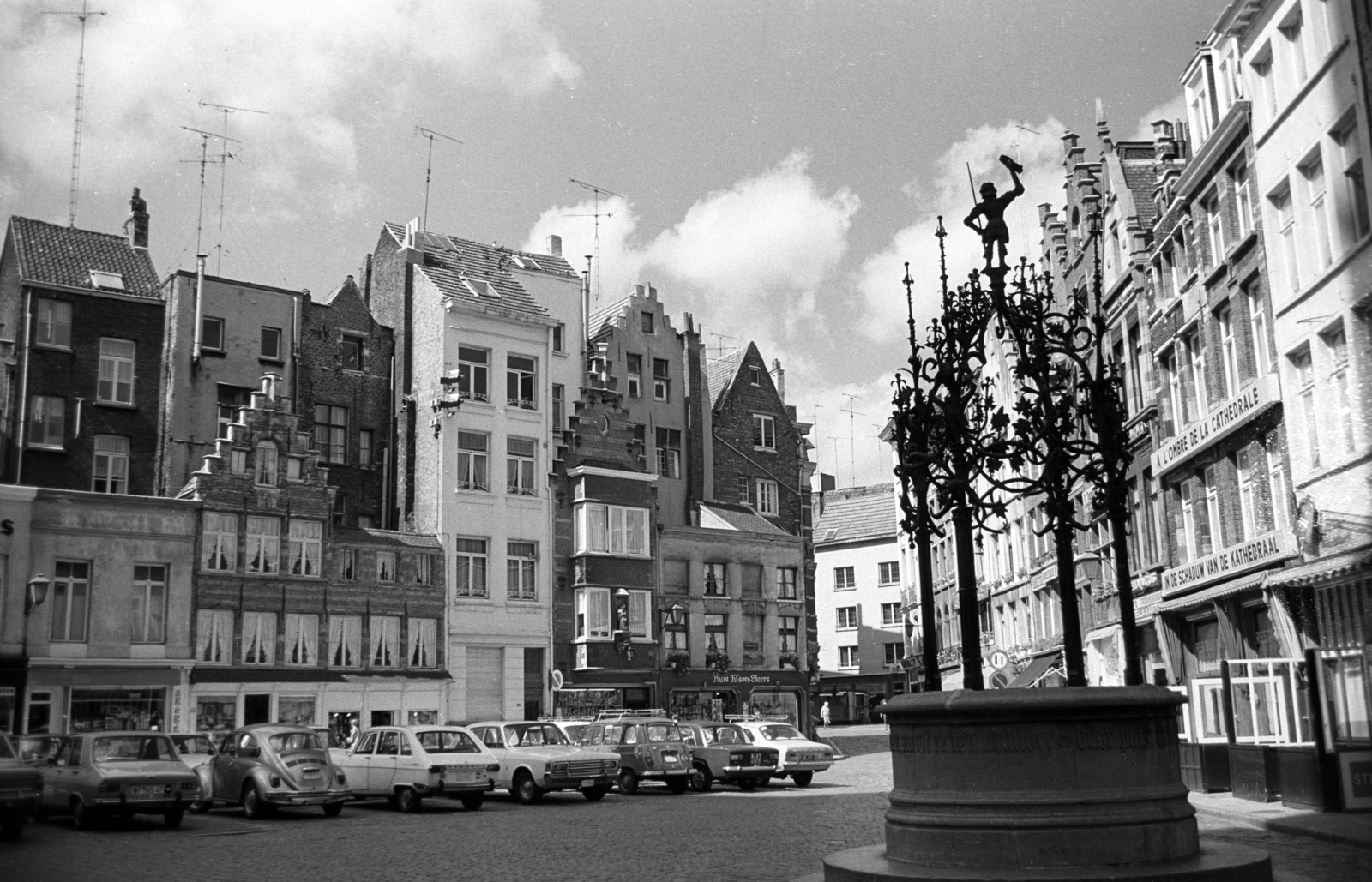 Belgium, Antwerp, Handschoenmarkt, jobbra Quinten Matsijs kútja (De waterput van Quinten Matsijs), 1973, Jakab Antal, Fortepan #202258