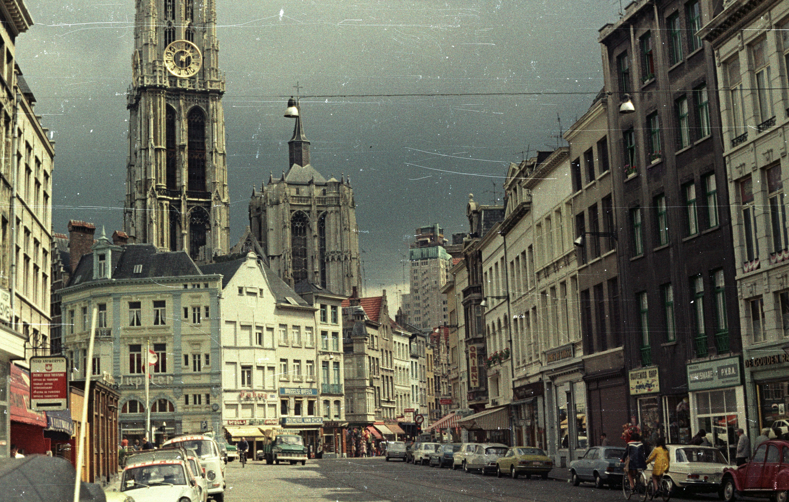 Belgium, Antwerp, Suikerrui, szemben a Miasszonyunk-katedrális (Onze-Lieve-Vrouwekathedraal)., 1973, Jakab Antal, colorful, bicycle, Fortepan #202260