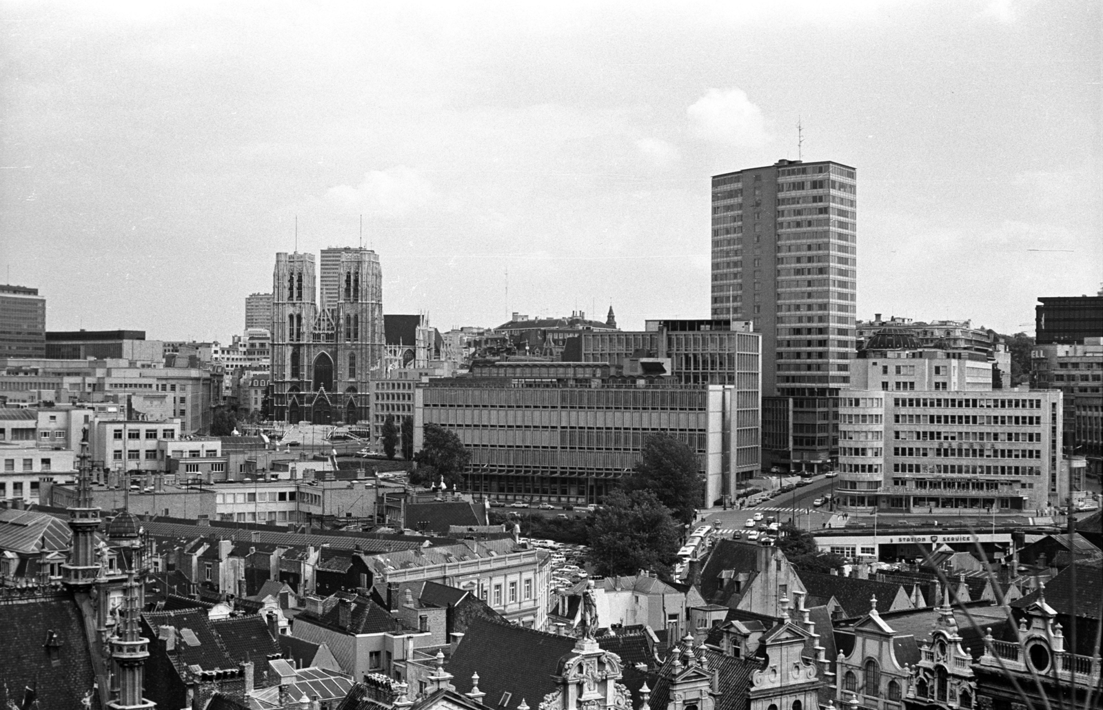 Belgium, Bruxelles, kilátás a Városháza tornyából, kissé balra a Szent Mihály és Szent Gudula-székesegyház (Cathédrale des Sts Michel et Gudule)., 1973, Jakab Antal, Fortepan #202276