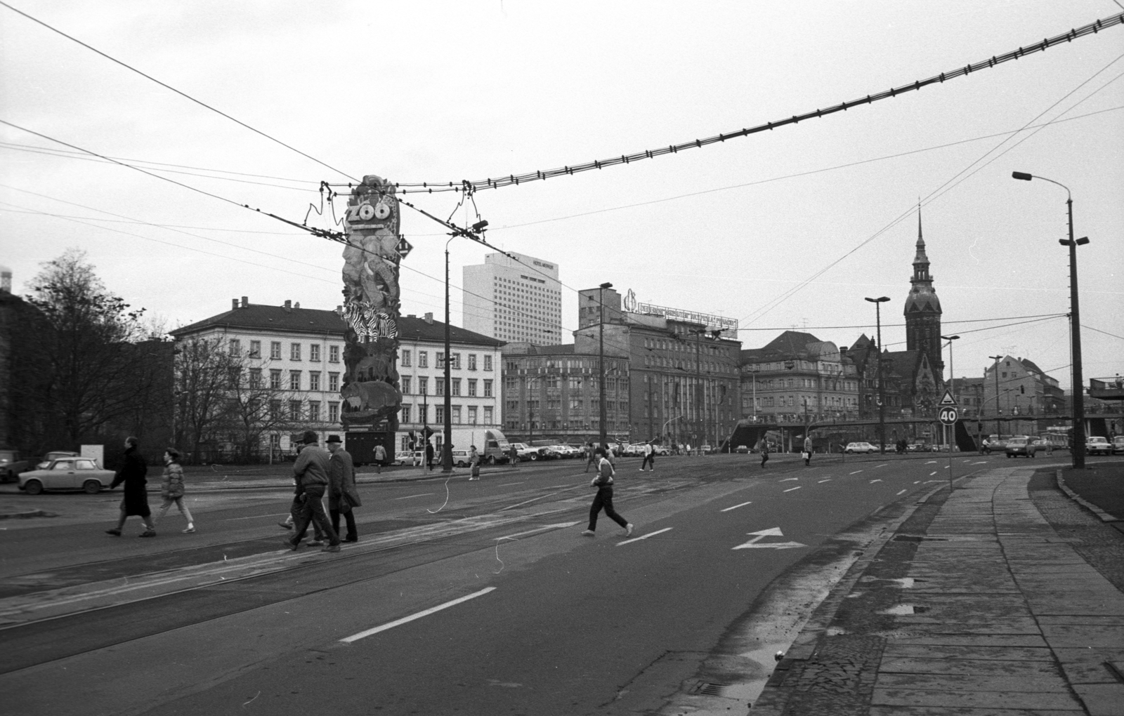 Germany, Leipzig, Ranstädter Steinweg, szemben a Tröndlinring fölött átvezető gyalogoshíd, mögötte a református templom., 1985, Jakab Antal, GDR, Fortepan #202286