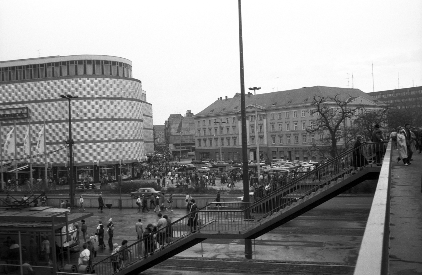 Germany, Leipzig, Richard-Wagner-Platz a Tröndlinring fölött átvezetö gyalogoshídról fényképezve, balra a Konsument Áruház, jobbra a klasszicista épület a Grosser Blumenberg., 1985, Jakab Antal, GDR, Fortepan #202287
