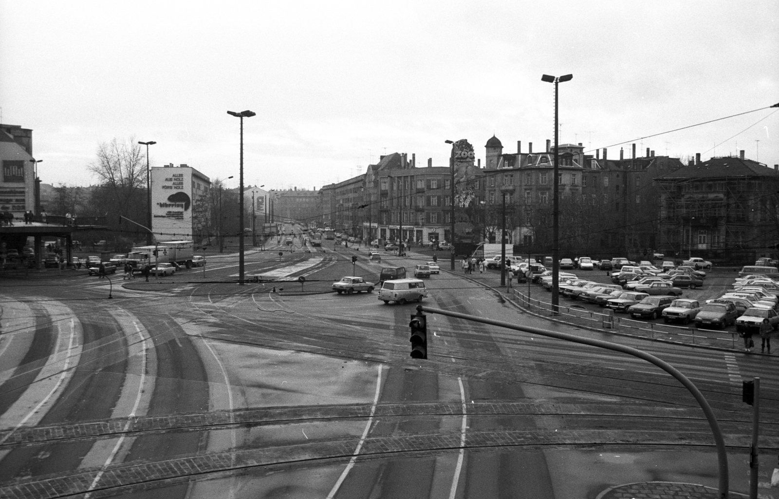 Germany, Leipzig, a mai Goerdelerring / Tröndlinring útkereszteződés (ekkor Friedrich-Engels-Platz) a Tröndlinring felől nézve. A kép közepén szemben a Ranstädter Steinweg., 1985, Jakab Antal, GDR, Fortepan #202294