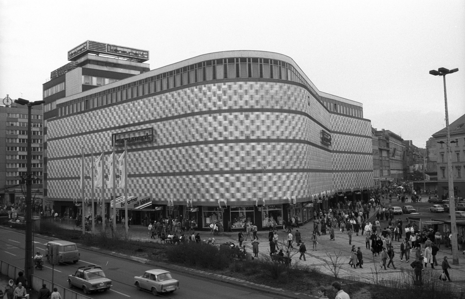 Németország, Lipcse, Richard-Wagner-Platz a Tröndlinring fölött átvezetö gyalogoshídról fényképezve, Konsument Áruház, 1985, Jakab Antal, építészet, NDK, Fortepan #202297