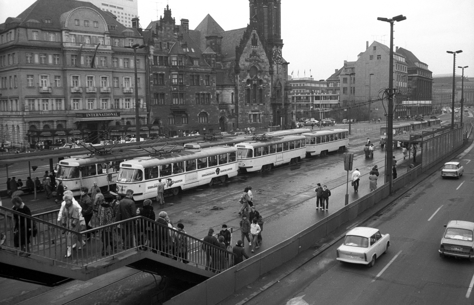 Germany, Leipzig, Tröndlinring a fölötte átvezető gyalogoshídról nézve, szemben a református templom., 1985, Jakab Antal, GDR, Fortepan #202304