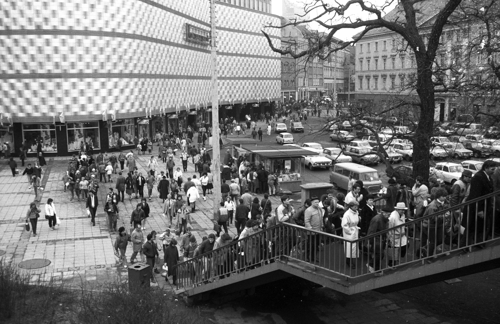 Germany, Leipzig, Richard-Wagner-Platz a Tröndlinring és Goerdelerring feletti gyalogos felüljáró felől a Brühl felé fényképezve, balra a Konsument Áruház., 1985, Jakab Antal, GDR, Fortepan #202305